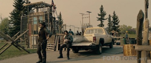 StakeLandII2016720pBluRayx264TRDUBTORK.mkv_snapshot_01.03.48_2017.05.08_20.33.33.jpg