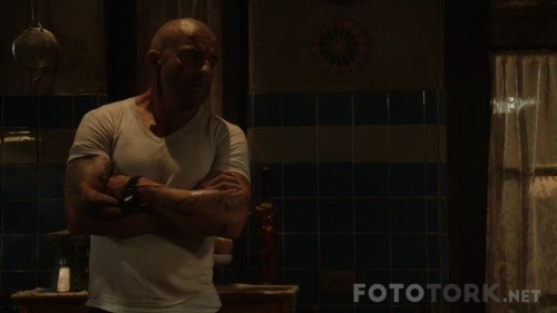 Prison.Break.S05E07.720p.HDTV.x264-KILLERS1_00_15_28_01_7.jpg