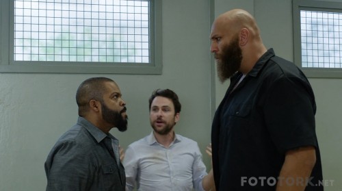 FistFight20171080pBluRayx264DUALTR-ENGTORK.mkv_snapshot_01.01.41_2017.06.07_02.42.50.jpg