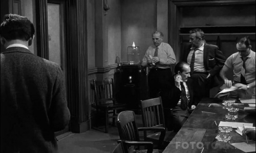 12KizginAdam-12AngryMen19571080pBluRayx264DUALTR-ENGTORK.mkv_snapshot_00.05.44_2017.08.06_15.19.17.jpg