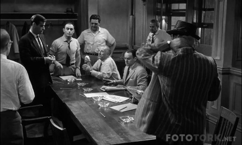 12KizginAdam-12AngryMen19571080pBluRayx264DUALTR-ENGTORK.mkv_snapshot_00.09.13_2017.08.06_15.19.25.jpg