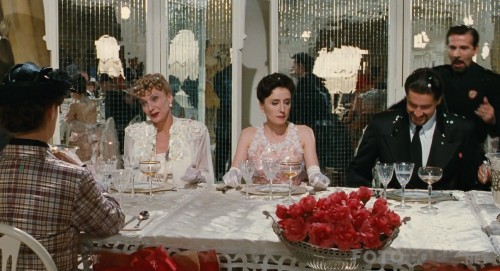 Hayat-Guzeldir---Life-Is-Beautiful-1997-1080p-BluRay-x265-HEVC-10bit-TR-ITA-ENG-TORK.mkv_snapshot_00.44.08.jpg