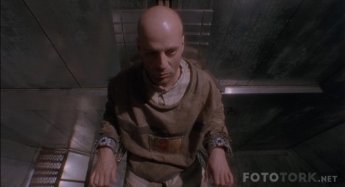 12-Maymun---Twelve-Monkeys-1995-1080p-BluRay-x264-DUAL-TR-ENG-TORK.mkv_snapshot_00.10.14.jpg