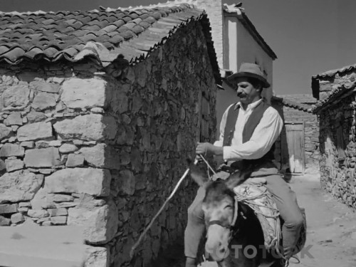 Susuz-Yaz-1964-720p-BluRay-x264-TORK.mp4_snapshot_00.02.38_2018.02.09_00.35.56.jpg