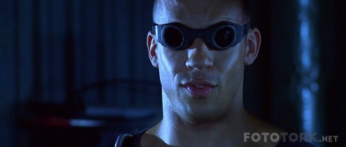 Derin-Karanlik---Pitch-Black-2000-1080p-BluRay-x264-TRDUB-TORK.mkv_snapshot_00.46.08.jpg