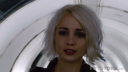 Sense8-S01E03-Paranin-Cogu-Siska-Kaltagin-Uzerinde.mkv_snapshot_05.03.jpg