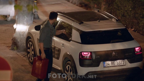 Oldur-Beni-Sevgilim-2019-720p-WEB-DL-x264-TORK_00_30_02_04_3.jpg