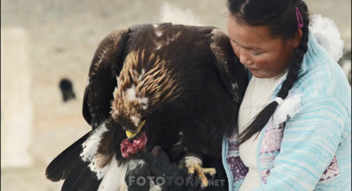 The.Eagle.Huntress.2016.1080p.Bluray.x264.AC3.DUAL.TR-KAZ.TORK.mkv_snapshot_00.40.55.jpg