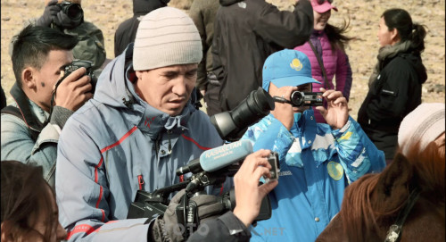 The.Eagle.Huntress.2016.1080p.Bluray.x264.AC3.DUAL.TR-KAZ.TORK.mkv_snapshot_01.01.51.jpg
