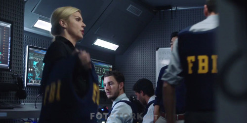 Icerideki-Adam-Muhbir-2019-1080p-BluRay-DUAL-TR-EN-TORK_00_21_11_04_2.jpg