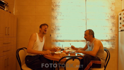 Yarim-Ile-Yamalak-2018-720p-WEB-DL-x264-AC3-TORK.mkv_snapshot_00.04.28.662.jpg