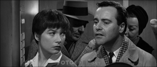 Garsoniyer---The-Apartment-1960-1080p-BluRay-x264-DUAL-TR-ENG-TORK.mkv_snapshot_00.17.27.194.jpg