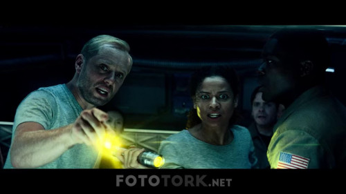 Cloverfield-Paradox-2018-NF-1080p-WEB-DL-TR-ENG-.mkv_snapshot_00.28.12_2019.11.09_18.26.12.jpg