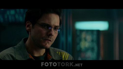 Cloverfield-Paradox-2018-NF-1080p-WEB-DL-TR-ENG-.mkv_snapshot_01.21.16_2019.11.09_18.26.21.jpg