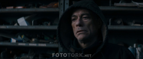 Koruyucu.Lukas.The-Bouncer.2018.BluRay.1080p.AC3.x264.DUAL.TR-ENG.TORK.mkv_snapshot_01.15.28.899.jpg