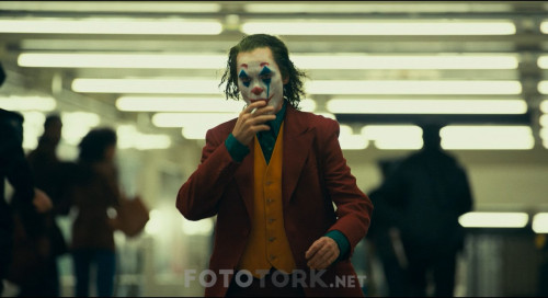 Joker.2019.BluRay.720p.x264.AC3.DUAL.TR-EN.TORK.mkv_snapshot_01.34.43.511.jpg