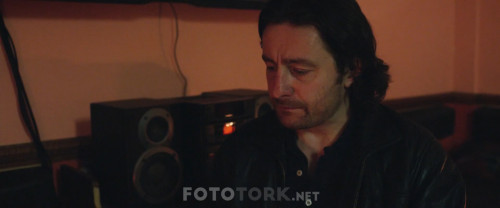 Aynasiz.Hyena.2014.BluRay.1080p.x264.AC3.DUAL.TR-EN.TORK.mkv_snapshot_00.15.39.722.jpg