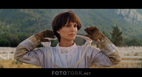 Lucy.In.The.Sky.2019.WEBRip.1080p.AC3.DUAL.TR-ENG.TORK.mkv_snapshot_01.57.44.148.jpg