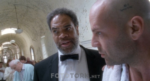 Twelve-Monkeys---12-Maymun-1995-720p-BluRay-x264-DUAL-TR-ENG-TORK.mkv_snapshot_00.20.42_2020.03.20_15.09.33.jpg