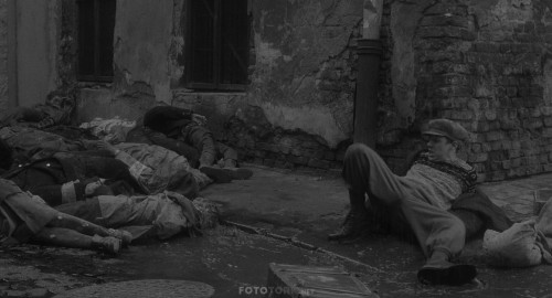 Schindlers.List.1993.2160p.UHD.BluRay.x265.DD5.1.DUAL.TR-ENG.TORK.mkv_snapshot_01.04.47.467.jpg