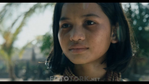First.They.Killed.My.Father.Once.Babami.Oldurduler.2017.NF.720p.WEB-DL.DD5.1.x264.TRDUB.TORK.mkv_snapshot_01.24.51.795.jpg