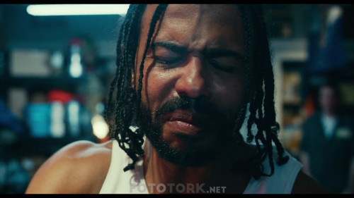 Blindspotting.2018.NF.1080p.WEB-DL.Sansursuz.AC3.DD5.1.DUAL.TR-ENG.TORK.mkv_snapshot_01.27.52.023.jpg