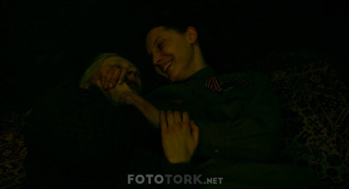 Uzun.Kiz.Beanpole.Dylda.2019.BluRay.1080p.x264.AC3.DUAL.TR-ENG.TORK.mkv_snapshot_00.25.43.168.jpg