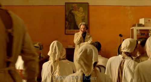 Uzun.Kiz.Beanpole.Dylda.2019.BluRay.1080p.x264.AC3.DUAL.TR-ENG.TORK.mkv_snapshot_01.25.58.798.jpg