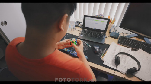 The.Speed.Cubers.2020.WEB-DL.1080p.EAC3.DD5.1.DUAL.TR-ENG.TORK.mkv_snapshot_07.49.605.jpg