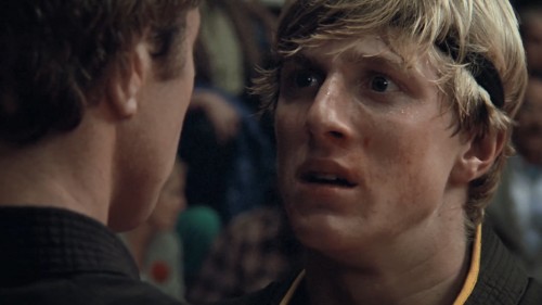 S01.E01-Cobra-Kai---Bas-Dejenere.mkv_snapshot_00.55.993.jpg