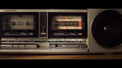 Karisik.Kaset.2014.NF.1080p.WEB-DL.x264.DD5.1.E.AC3.TR.TORK.mkv_snapshot_00.02.55.858.jpg