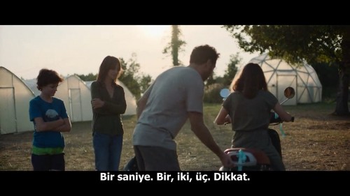 The.Swarm-La-Nuee.2020.NF.720p.WEB-DL.x264.DD5.1-AC3.DUAL.TR-ENG.TORK.mkv_snapshot_01.03.27.483.jpg