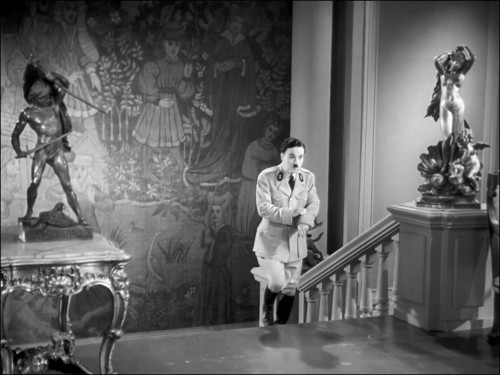 Sarlo.Diktator.The.Great.Dictator.1940.BluRay.1080p.x264.AC3.DUAL.TR-ENG.TORK.mkv_snapshot_00.40.34.089.jpg
