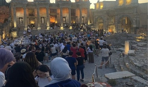 efes-antik-kenti-nde-ozel-davet-gerginligi-kutuphaneye-alinmayan-vatandaslar-tepki-gosterdi-muze-yonetimi-isiklari-sondurdu-1390.jpg