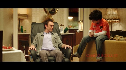 Celal.Tan.ve.Ailesinin.Asiri.Acikli.Hikayesi.2011.WEBRip.1080p.x264.AAC.TORK.mkv_snapshot_00.01.43.425.jpg